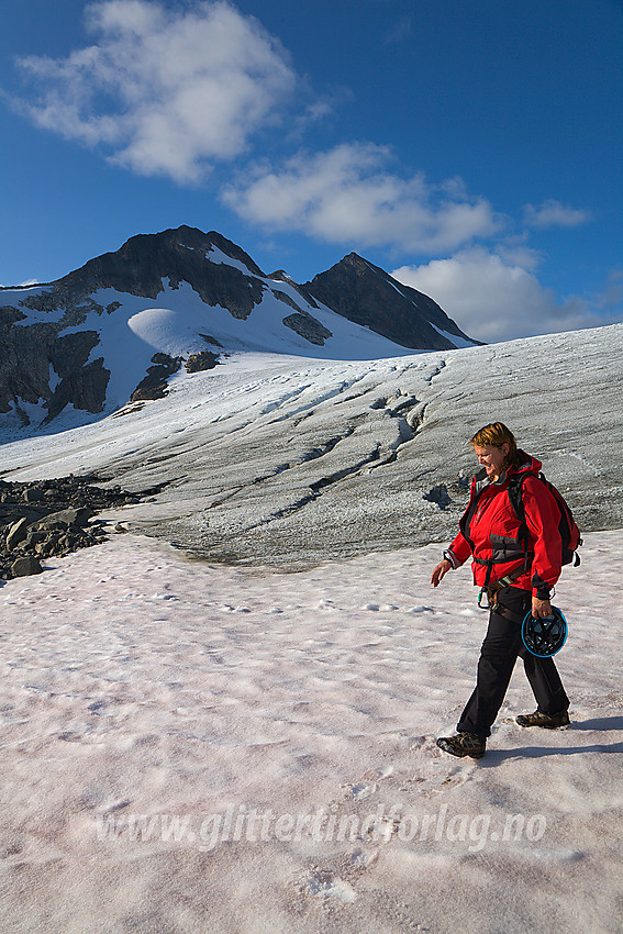 Ved fronten på Uranosbreen med Uranostinden S2 (2048 moh) til venstre og Uranostinden (2157 moh) bak til høyre. Mellom disse kan man såvidt ane sekundærtoppen Uranostinden S1.