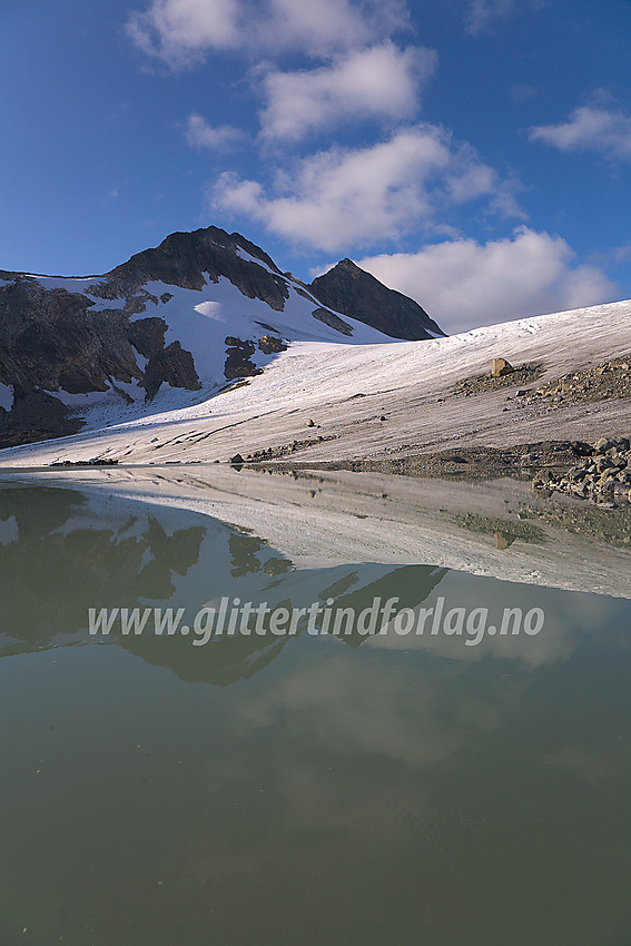 Lite brevann som i skrivende stund i følge kartet skulle vært dekket av isbre. Til høyre fronten på Uranosbreen som er på jevn tilbakemarsj og bak til venstre Uranostinden S2 (2048 moh) med Uranistinden (2157 moh) noe lenger bak til høyre.