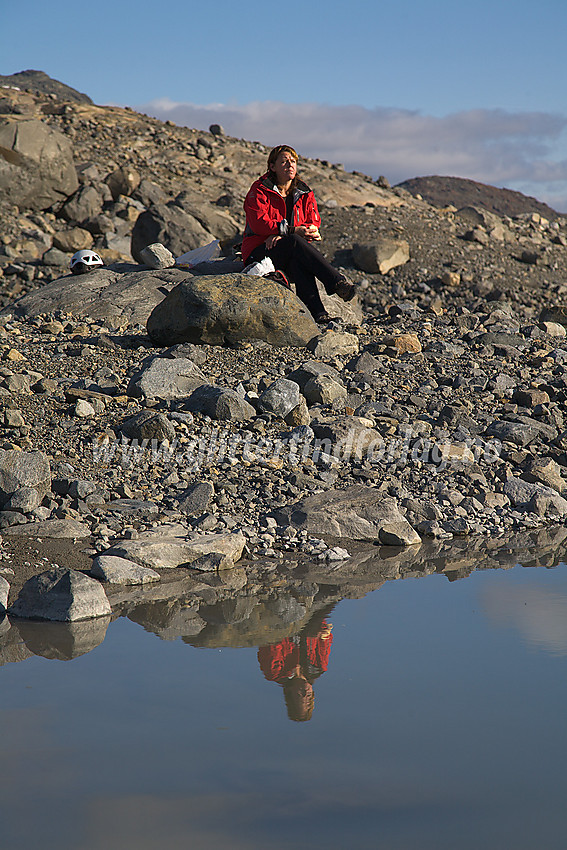 Pause i morenelandskapet like nedenfor Uranosbreen en fin høstkveld.