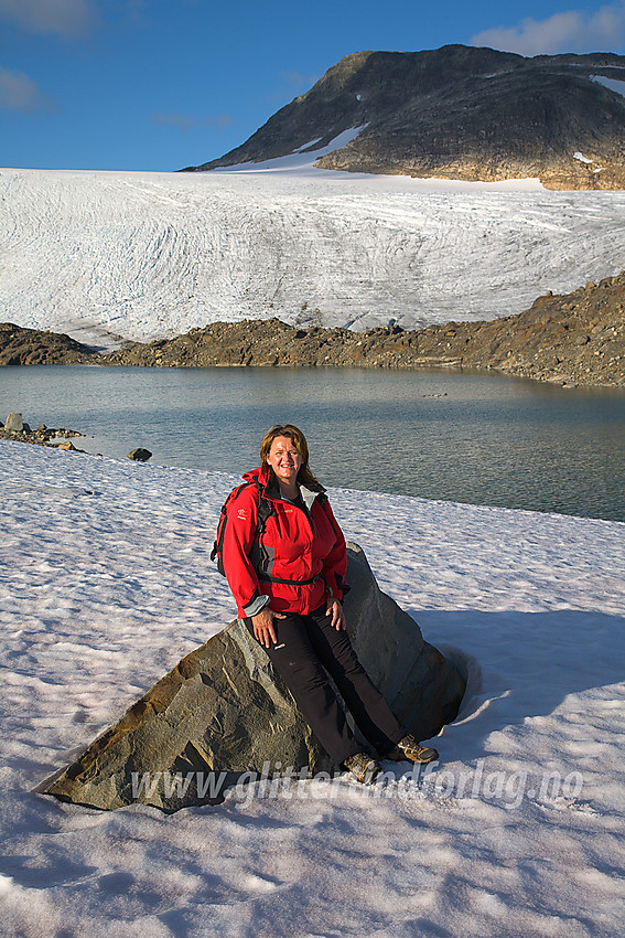 Pause i sørenden av bretjern nedenfor Uranosbreen med breen og Langeskavltinden (2014 moh) i bakgrunnen.