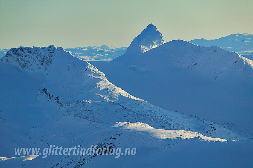 Med telelinse fra Gravdalstinden sørover mot Sagi og Uranostinden (2157 moh).