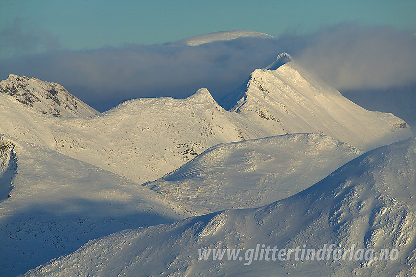 Fra Gravdalstinden med telelinse mot Søre Tverrbottinden og Tverrbytthornet (2102 moh).