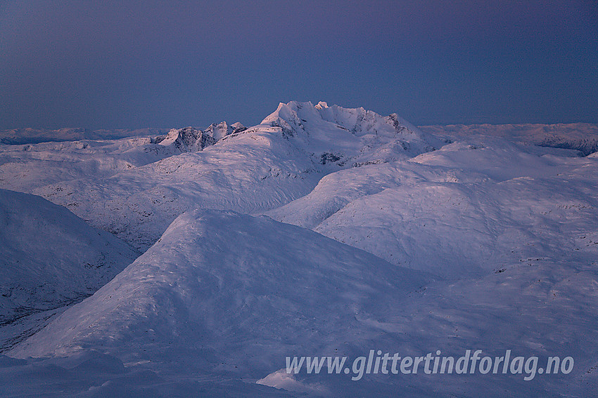 Fra toppen av Gravdalstinden mot Hurrungane en krystallklar høst-/vintermorgen. I forgrunnen ses Hillerhø (1622 moh).