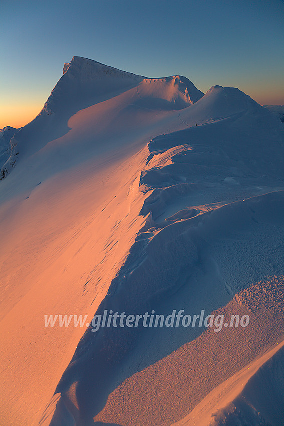 Gravdalstinden (2113 moh) tar seg flott ut fra nord. Her en tidlig førjulsmorgen ved foten av Søre Smøratbbtinden.