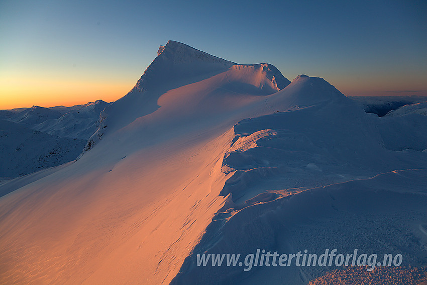 Gravdalstinden (2113 moh) tar seg flott ut fra nord. Her en tidlig førjulsmorgen ved foten av Søre Smøratbbtinden.