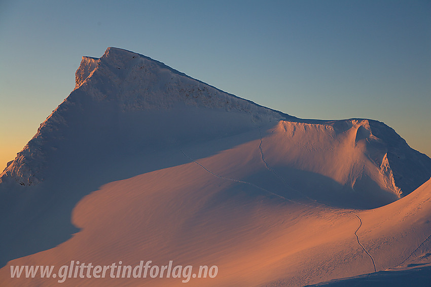 Gravdalstinden (2113 moh) fra nord - en estetisk perle. Her en tidlig førjulsmorgen.