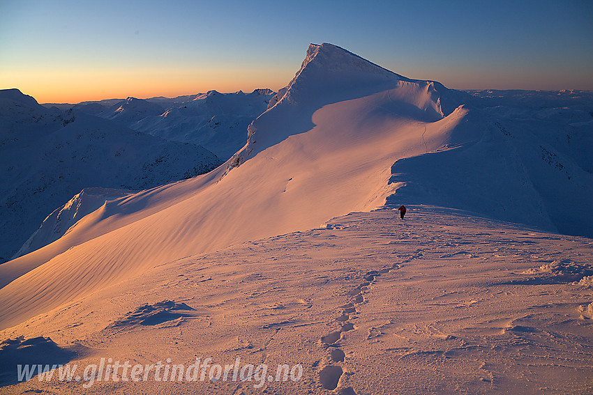 Oppunder Søre Smørstabbtinden med utsikt til Gravdalstinden (2113 moh).