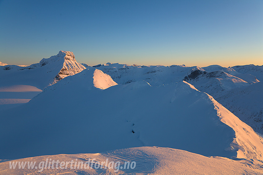 Fra Søre Smørstabbtinden med utsikt bortover ryggen i retning Søraustre med Storebjørn (2222 moh) ruvende i bakgrunnen.