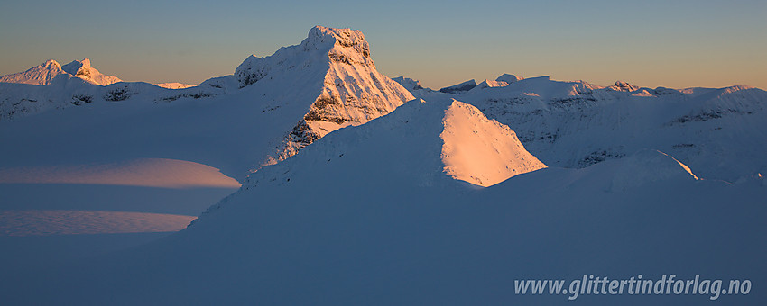 Fra Søre Smørstabbtinden med utsikt bortover ryggen mot Søraustre med Storebjørn (2222 moh) ruvende i bakgrunnen.