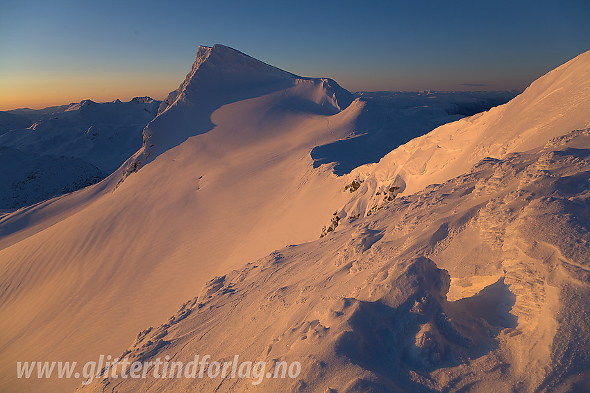 Oppunder Søre Smørstabbtinden med utsikt bort til den flotte Gravdalstinden (2113 moh).