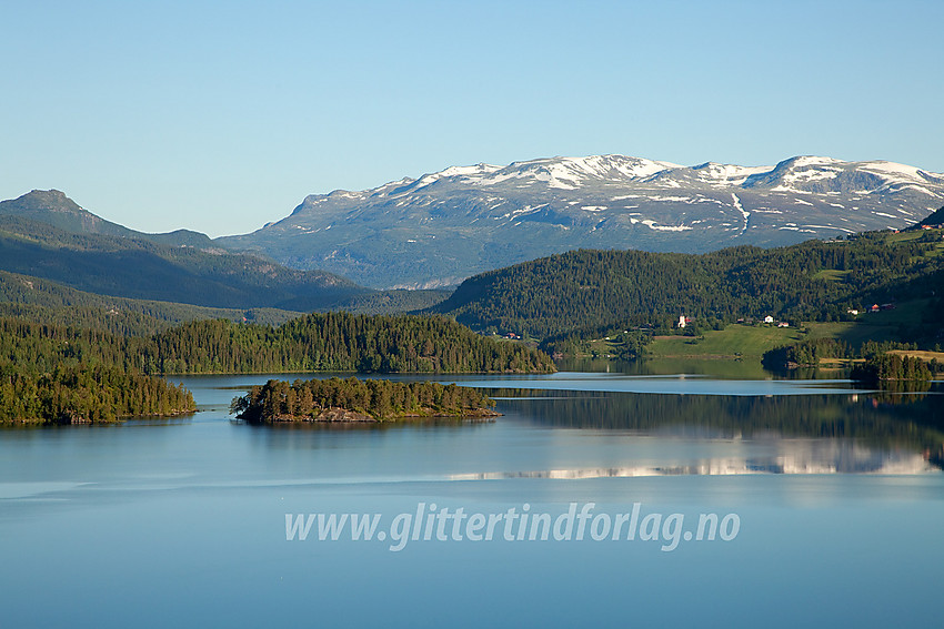 Fra E16 ved Slidrefjorden med Vennisfjellet (1776 moh) i bakgrunnen.