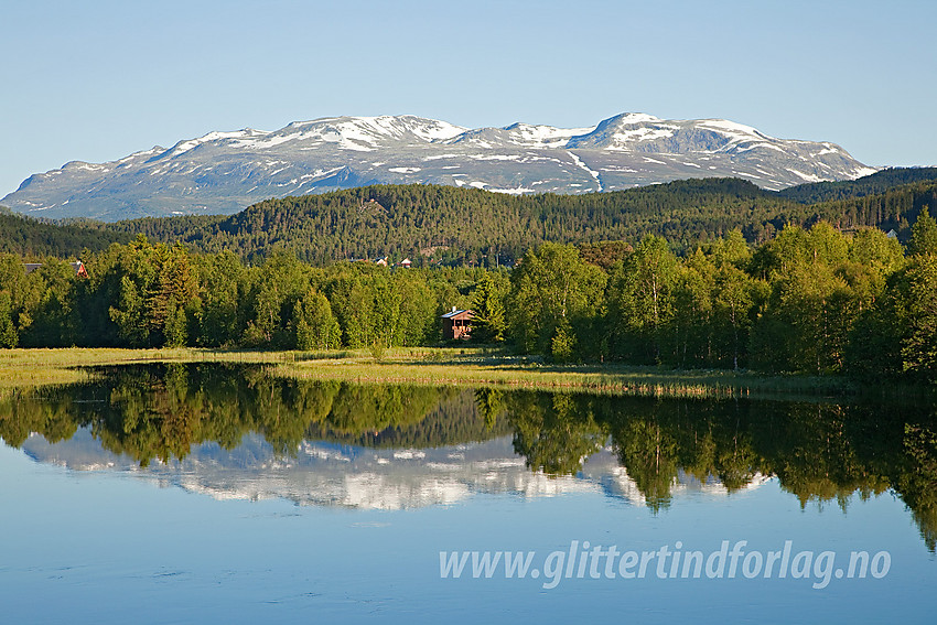 Fra Riste bru ved innsiget til Slidrefjorden med Vennisfjellet i bakgrunnen.