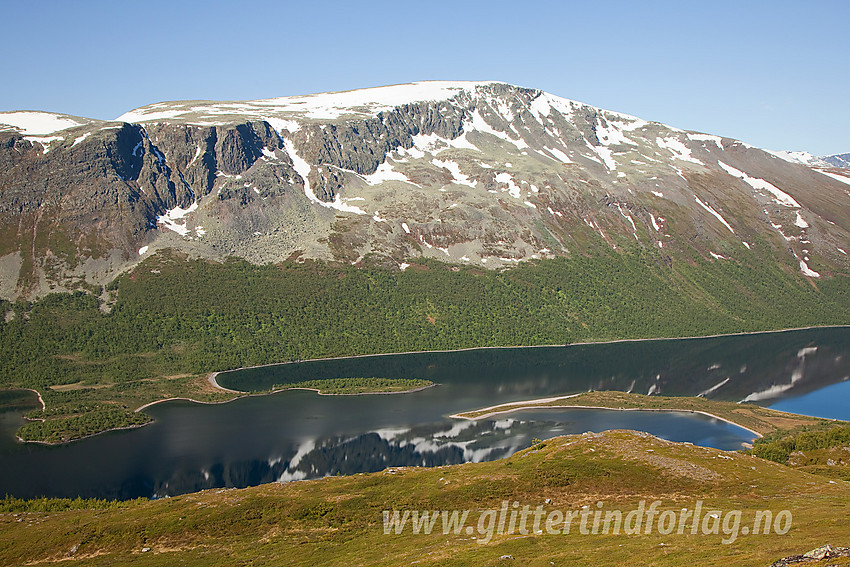 På vei opp til Nøsakampen fra Strø med utsikt til Helin med Langetangen og Jørungilknappen (1710 moh) på Storlifjellet.