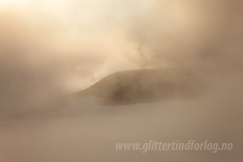 Stemningsfullt på Jostedalsbreen idet tåka begynner å lette.