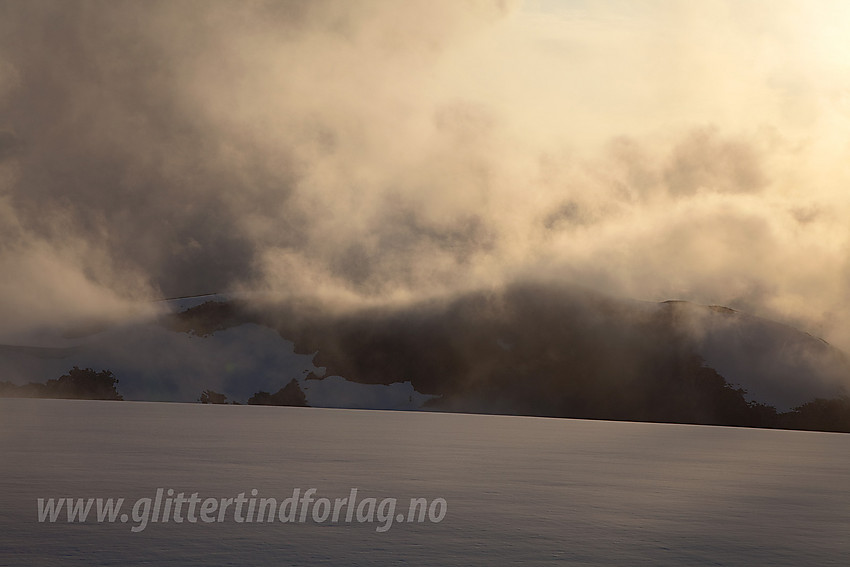 Stemninsfullt på retur fra Lodalskåpa med breflata i forgrunnen og den 1819 meter høye toppen vest for Bohrsbreen i bakgrunnen.