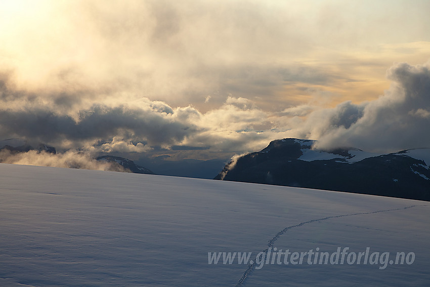 Kveldsstemning på Jostedalsbreen etter en tur på Lodalskåpa. Til høyre ses sporene våre mot Brattbakken, mens dalsøkket i midten skjuler Bødalen, senere Lodalen.