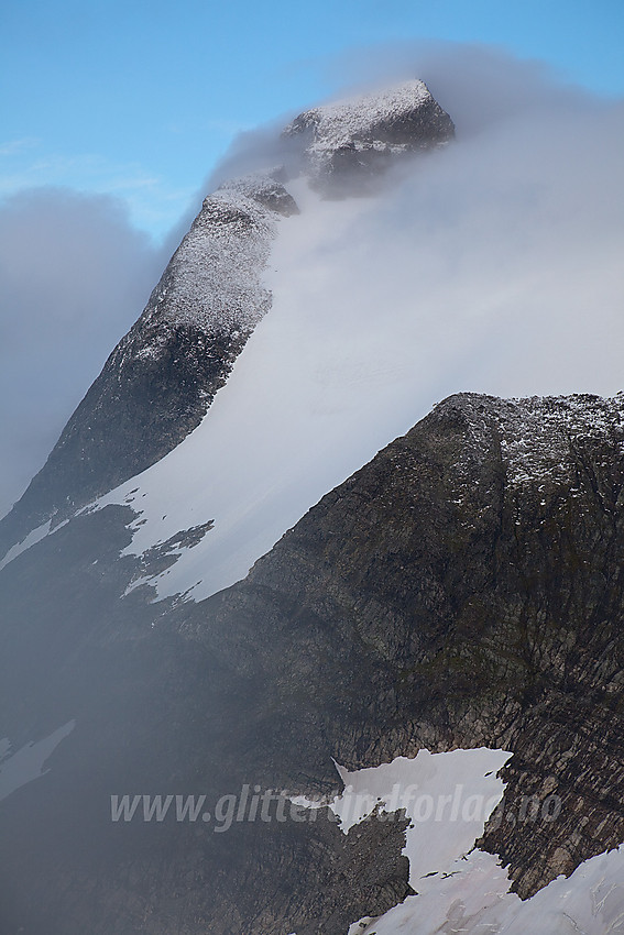 Før nedgangen fra Jostedalsbreen mot Bødalssætra med tilbakeblikk mot Lodalskåpa som for første gang viser seg for oss på turen.