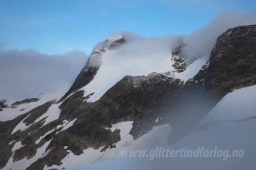 Før nedgangen fra Jostedalsbreen mot Bødalssætra med tilbakeblikk mot Lodalskåpa og Veslekåpa som for første gang viser seg for oss på turen.