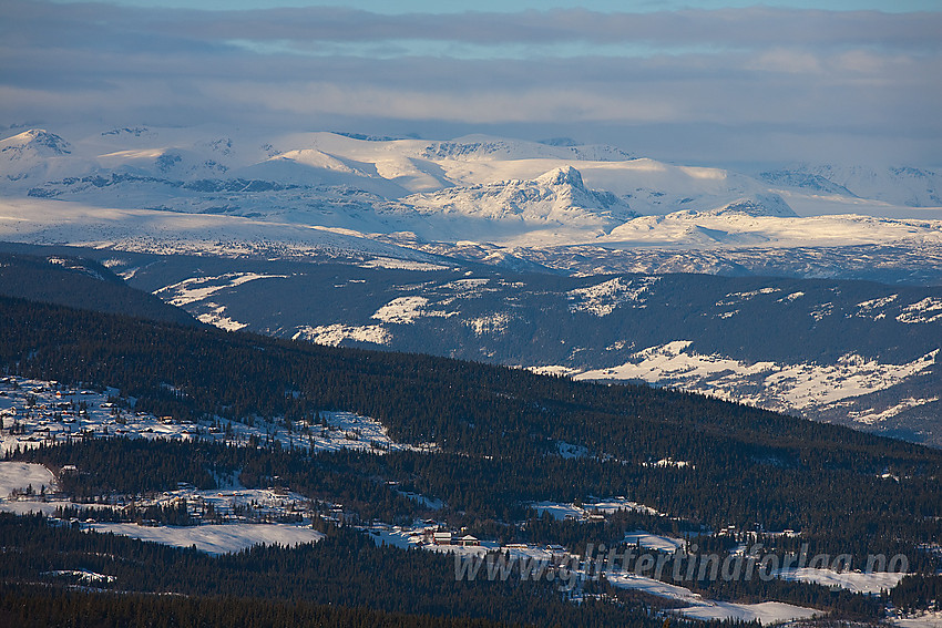 Utsikt fra Syni i Nord-Aurdal mot Jotunheimen med Bitihorn (1607 moh) spesielt godt synlig litt til høyre for midten.