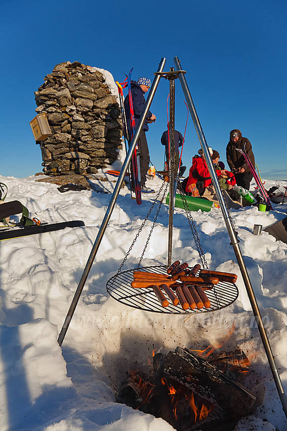 Pause med bål og pølsgrilling oppunder Syni (1137 moh) i Nord-Aurdal.