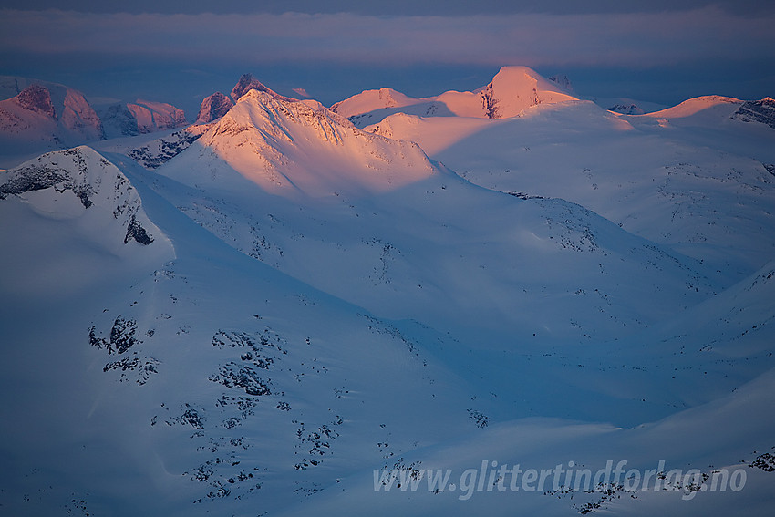 Fra Store Hellstugutinden med telelinse mot bl.a. Mjølkedalstinden (2137 moh) og Uranostinden (2157 moh) en aprilmorgen.