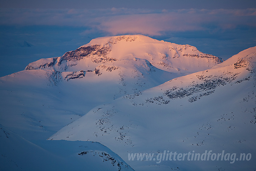 Med telelinse fra Store Hellstugutinden mot Midtre Rauddalseggje og Snøholstinden (2141 moh) en aprilmorgen.