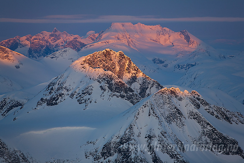 Med telelinse fra Store Hellstugutinden mot bl.a. Semelholstinden (2147 moh), Visbreatinden (2234 moh) og Hurrungane en aprilmorgen.