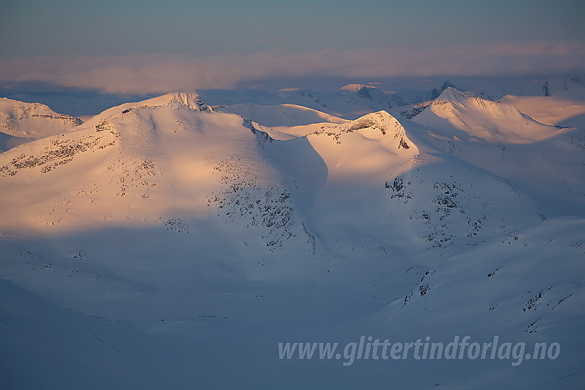 Fra Store Hellstugutinden mot bl.a. Skarddalseggje (2159 moh) og Skarddalstinden (2100 moh).