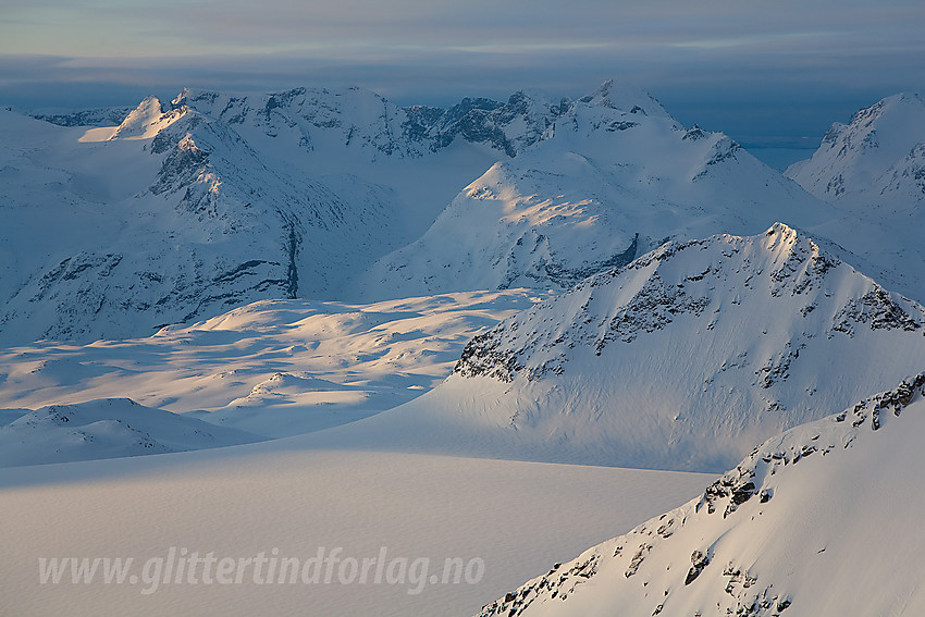 Utsikt fra Store Hellstugutinden i sørlig retning mot Gjendealpene. Til høyre i bildet ses Hinnåtefjellet (2114 moh).