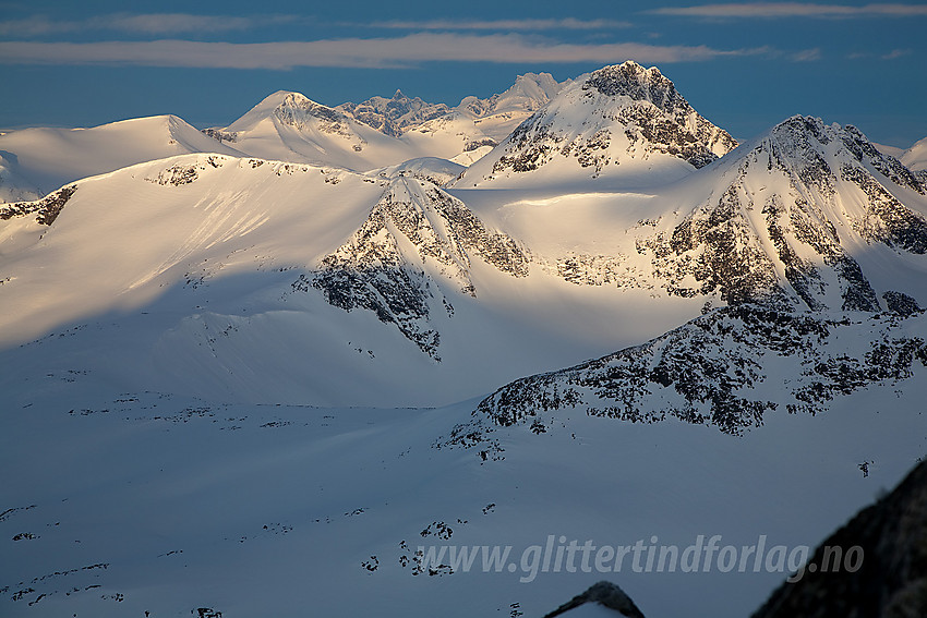 Fra sadelen mellom Store og Nestsøre Hellstugutinden mot bl.a. Sørvestre Uradadalstinden (2080 moh), Semelholstinden (2147 moh) og Visbreatinden (2234 moh).