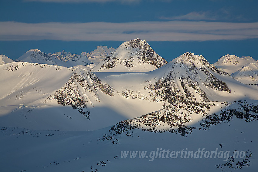 Fra sadelen mellom Store og Nestsøre Hellstugutinden mot bl.a. Sørvestre Uradadalstinden (2080 moh), Semelholstinden (2147 moh) og Visbreatinden (2234 moh).