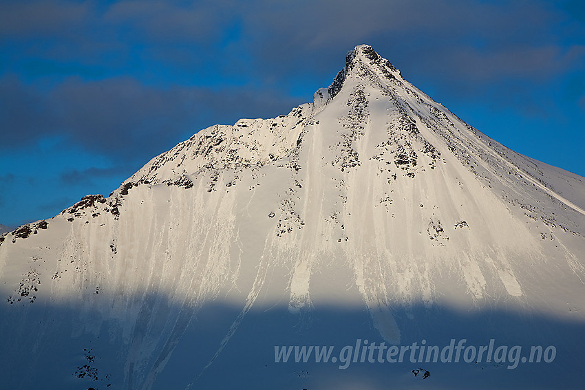 Visbreatinden (2234 moh) sett fra sadelen like sør for Kyrkja.