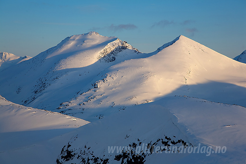 På vei opp mot Kyrkja med Kyrkjeoksle i forgrunnen og Skarddalseggje (2159 moh) og Skarddalstinden (2100 moh) i bakgrunnen.