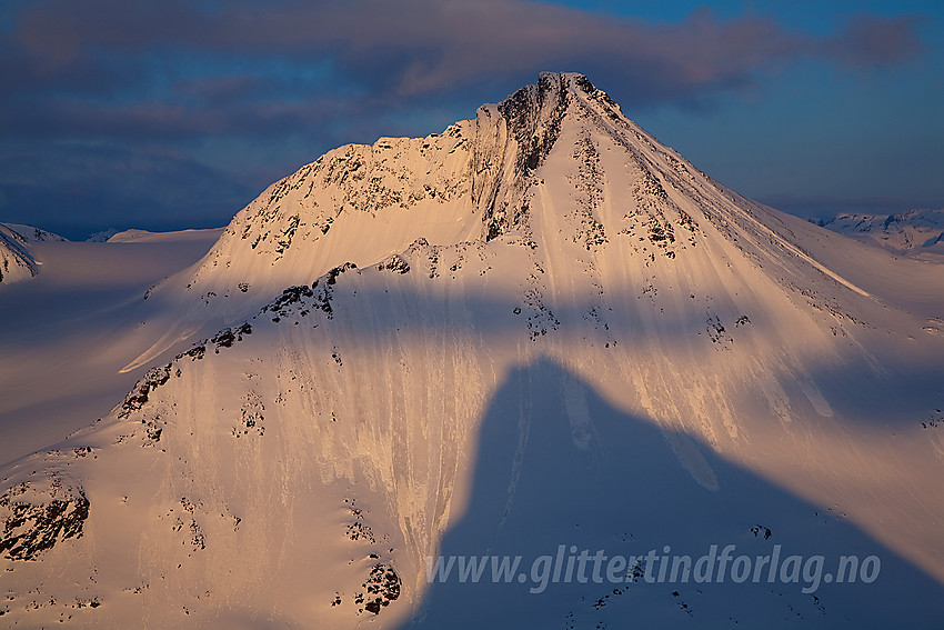 Fra Kyrkja mot Visbreatinden (2234 moh). Legg merke til alle snøskredene som har gått samt den lange skyggen Kyrkja kaster oppover fjellsiden mot Visbreatinden.