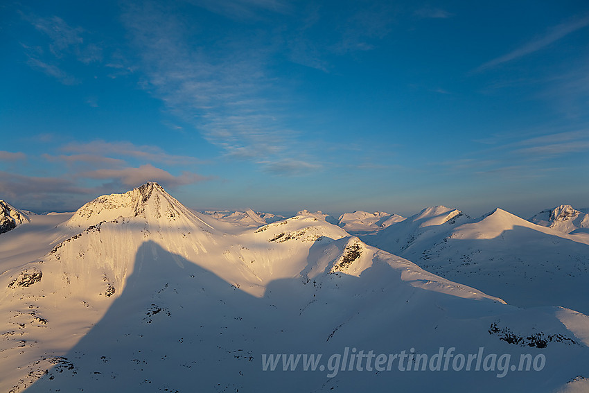 Fra Kyrkja mot Visbreatinden, Langvasshøe, Skarddalseggje og Skarddalstinden, for å nevne noe.