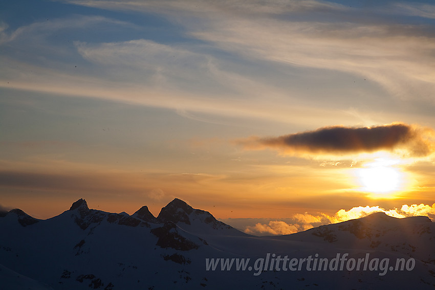 Maikveld på Kyrkja med solnedgang til høyre for Smørstabbtindane.