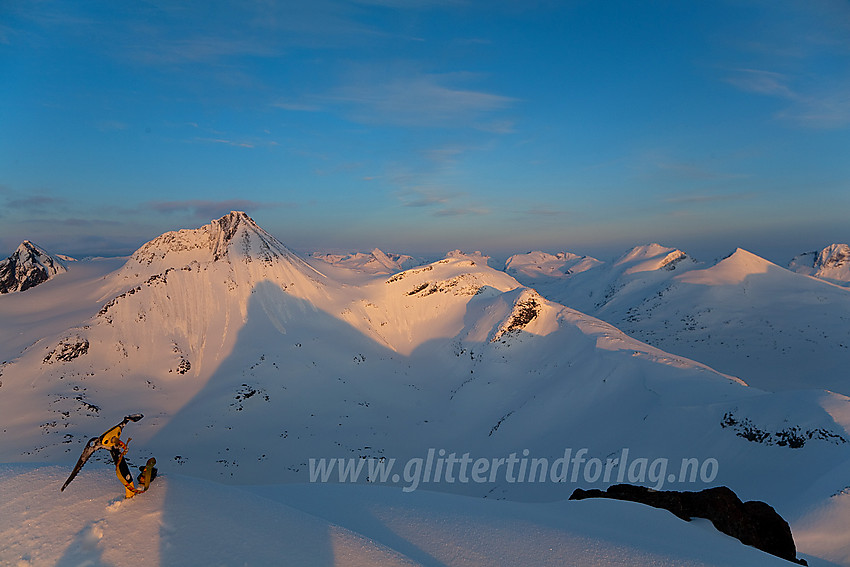 Solnedgang over Jotunheimen fra Kyrkja en maikveld. Sentralt i bildet bl.a. Visbreatinden og Langvasshøe.