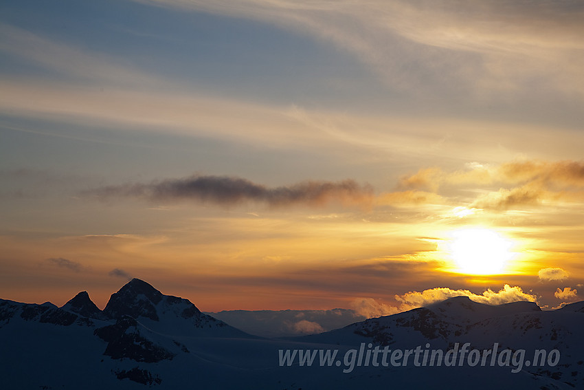 Maikveld på Kyrkja med solnedgang til høyre for Smørstabbtindane.