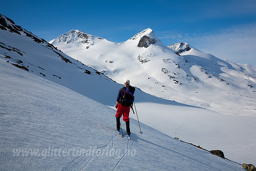 På vei over fra Gravdalen mot Simledalen med Store (2157 moh) og Vestre (2059 moh) Rauddalstinden midt i mot.