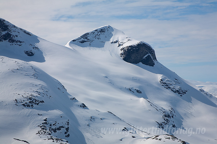 Under oppstigning fra Simledalen mot Høgvaglbreen mot Vestre Rauddalstinden (2059 moh).