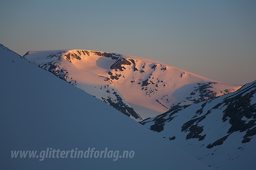 Tidlig morgen på Nørdre Illåbrean med soloppgang over Loftet (2170 moh).