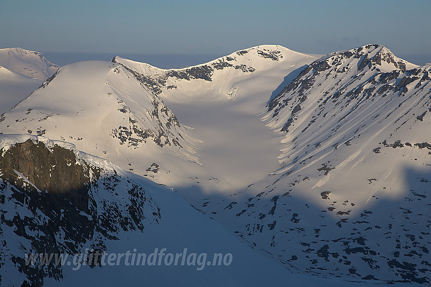 Fra nordryggen på Bukkehøe mot Veslbrean omkranset av Storbreahøe (2001 moh), Veslbreatinden (2092 moh) og Bakarste Skagsnebb (2093 moh).