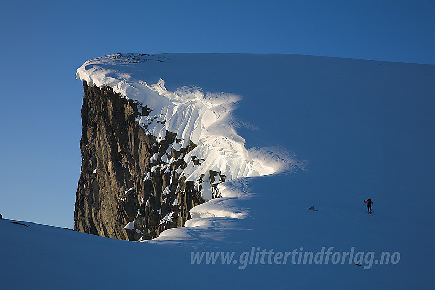 Liten skiløper på vei mot stor fjelltopp. Her på vei mot Bukkehøe (2314 moh) en vårmorgen.