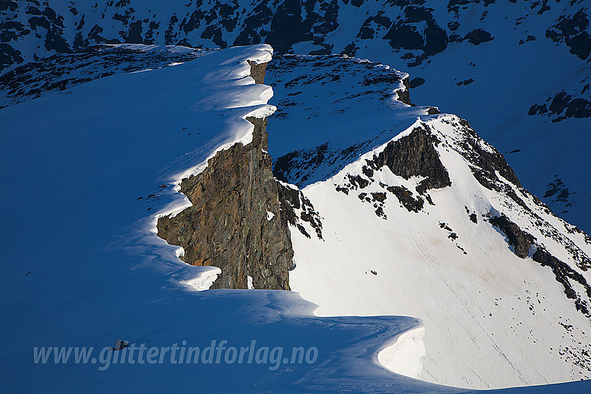 Nordryggen på Bukkehøe med Nørdre Bukkehøe (2100 moh) bakenfor. På denne turen kom vi opp fra Nørdre Illåbrean via den bratte snøbakken på bildet.