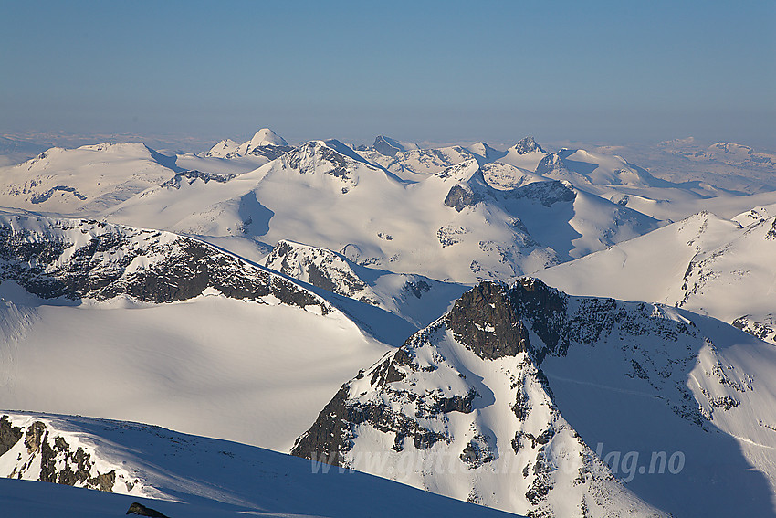 Fra Bukkehøe mot Vestre Tverrbottinden og videre mot sørvestre deler av Jotunheimen.