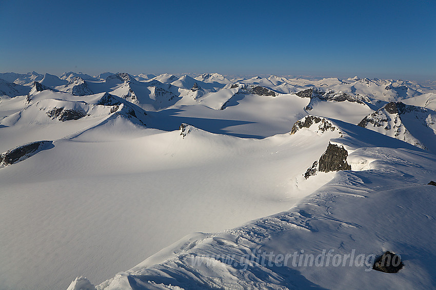 Taggete utsikt fra Bukkehøe mot Jotunheimens tindeverden.