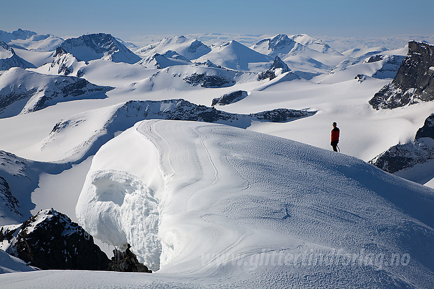 På toppen av Skardstinden med utsikt sørover inn i Jotunheimen.