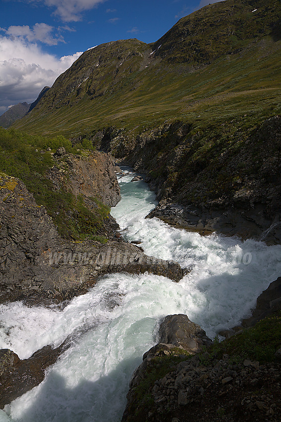 Muru tordner nedover Memurudalen.