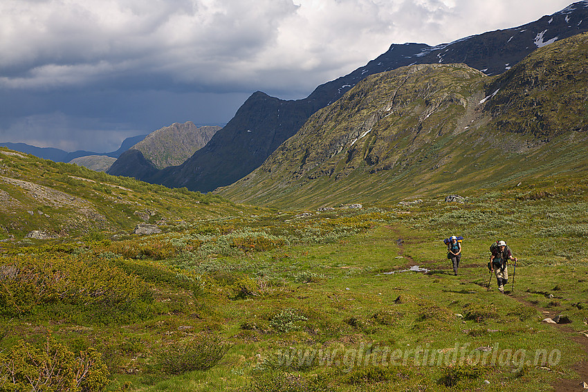 På vei oppover Memurudalen. I bakgrunnen bl.a. Knutshøe, Veslløyfttinden, Beukkhåmåren og Sjugurdtinden.