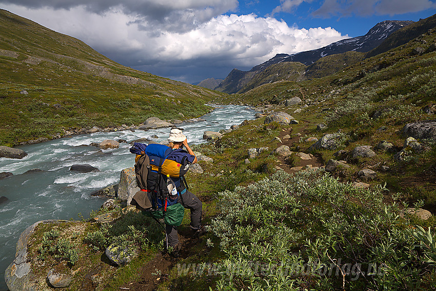 I Memurudalen med Muru som fosser nedover mot Gjende.